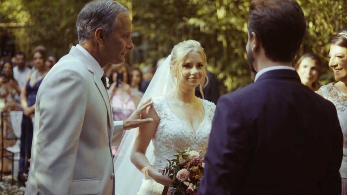 Registro do filme de casamento quando a noiva sobe no altar