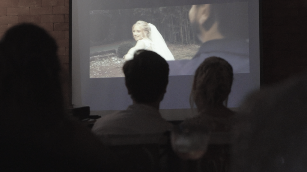 Pessoas assistindo a um video de same day edit no casamento
